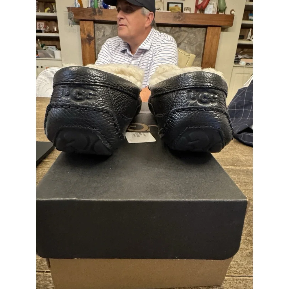 UGG ASCOT LEATHER MENS SLIPPERS Loafer US Size 9 Black Leather Sheepskin Lining